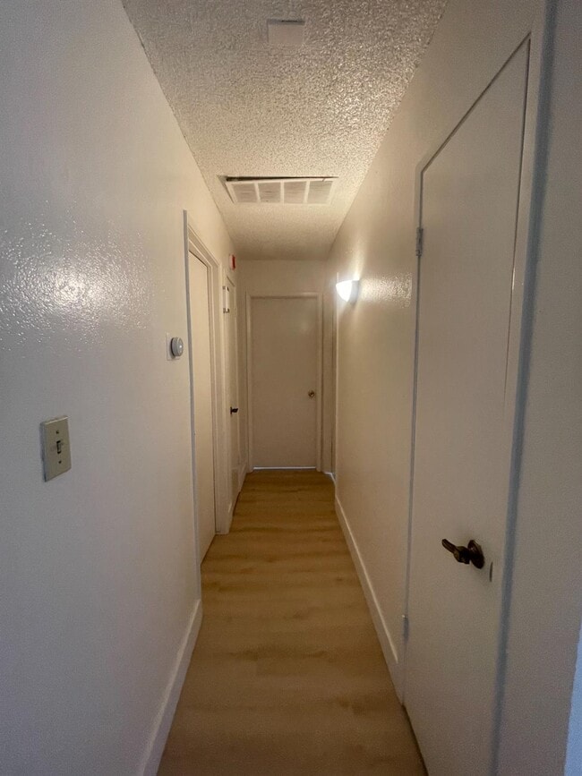 Building Photo - 1221 N Peach Ave