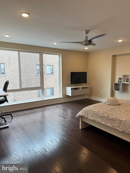 Building Photo - 1651 E Eyre St