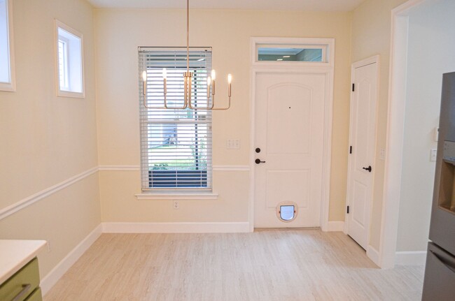 Building Photo - Gorgeous remodeled 3-bedroom, 2.5 bath hom...