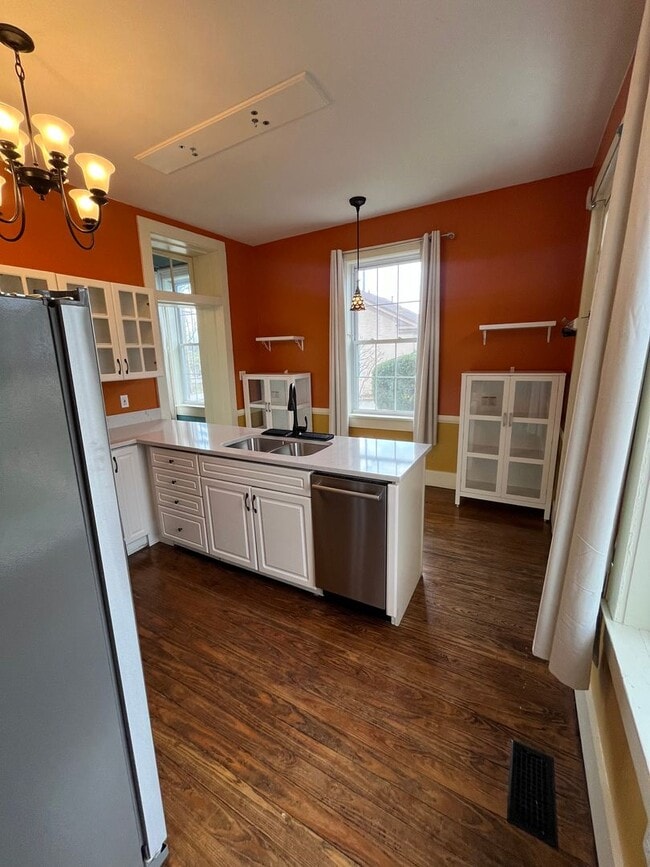 Building Photo - Premium location!  Downtown 3BR 2.5BA with 2 car garage