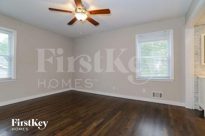 Building Photo - 9006 Grandview Dr