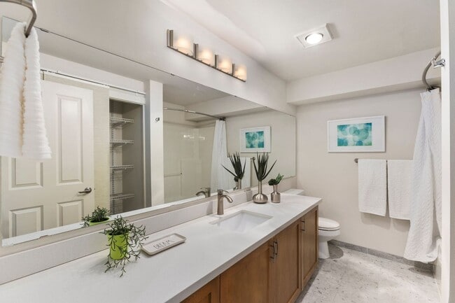 Building Photo - 2 Bedroom Condo in Overlook at Juanita Bay