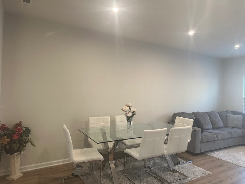 Building Photo - Room in Townhome on Poplar Leaf Way