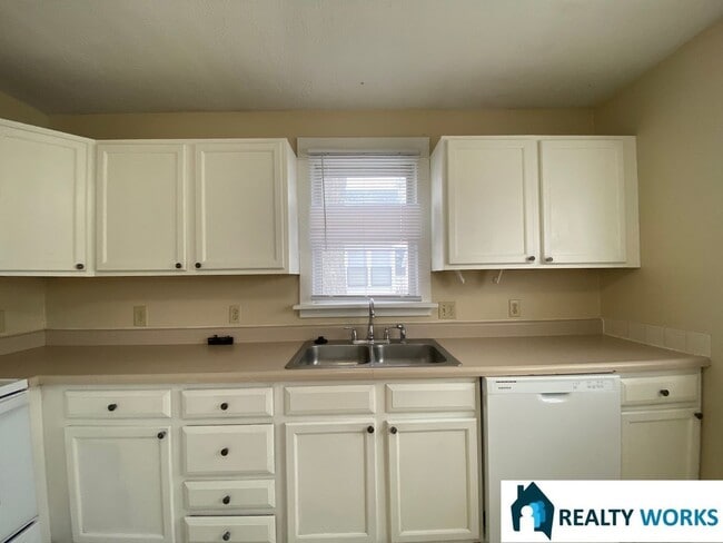 Building Photo - Adorable 2 bed 2 bath house!