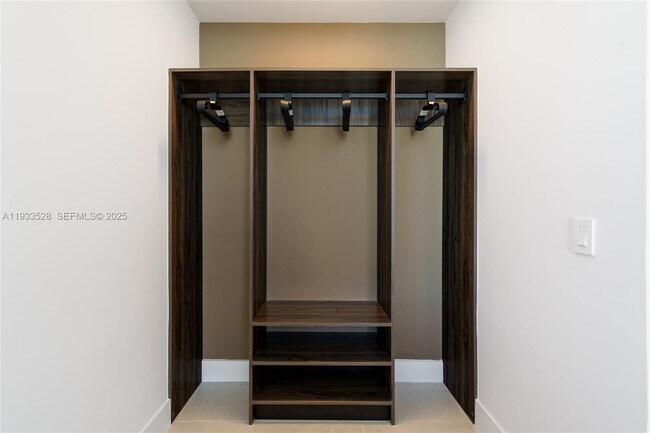 Building Photo - 601 NE 1st Ave