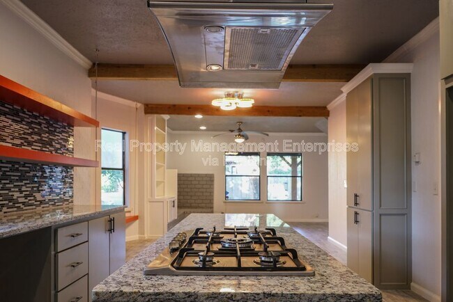 Building Photo - 1725 N McKinley Ave