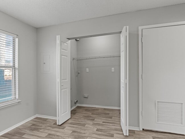 Building Photo - Three Bedroom/Two Bath Townhome