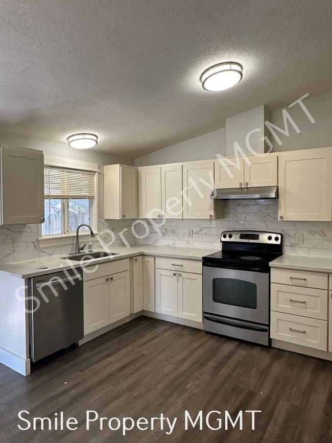 Building Photo - A charming three-bedroom & two-bathroom house.