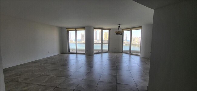 Building Photo - 2600 Island Blvd