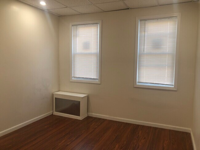 Bedroom - 187 E 91st St