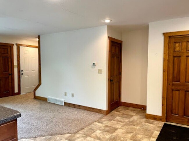 Building Photo - 221 Maple St