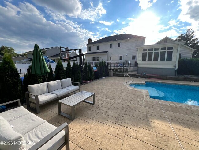 Building Photo - 8 Ridge Rd