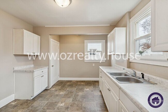 Building Photo - 4218 Parrakeet Ave