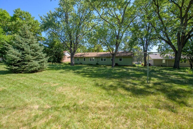 Building Photo - Beautiful 2Bed 1Bath Bloomington Twin Home...