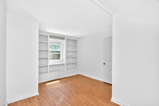 Building Photo - 3008 Lakeshore Dr