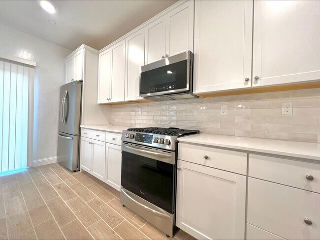Building Photo - Beautiful 3-Bed, 2-Bath Lennar Home in Daf...