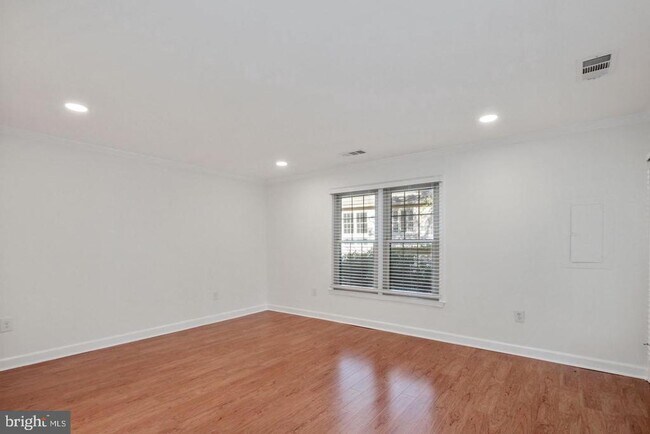 Building Photo - 5801 Linden Square Ct