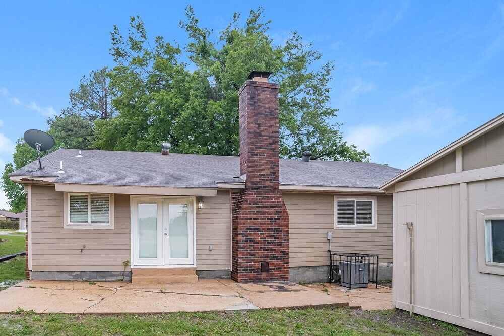 Building Photo - 732 Charter Oak Dr