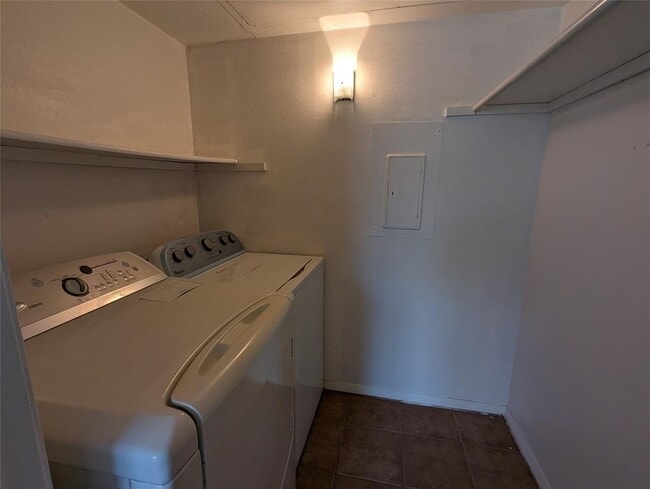 Building Photo - 7431 Holly Hill Dr