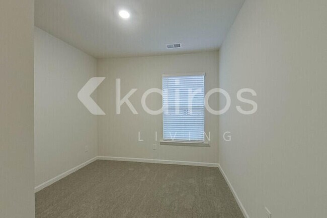 Building Photo - 2279 Banyon Cir
