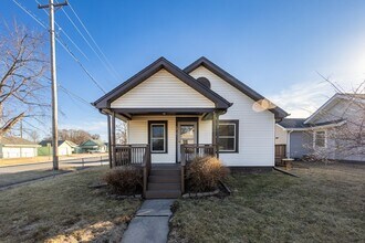 Building Photo - Updated 2 Bed/1 Bath Home with Spacious Detached Garage.