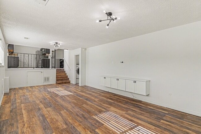 Building Photo - 6538 W Kenyon Ave