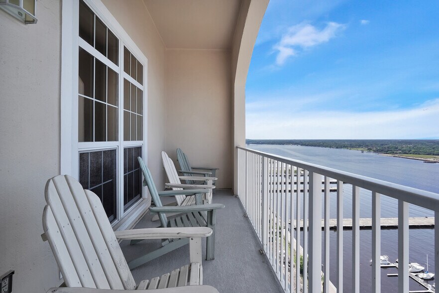 Building Photo - 400 E Bay St