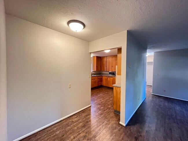 Building Photo - Lovely 2 Bed + 1 Bath Unit in Forest Grove...
