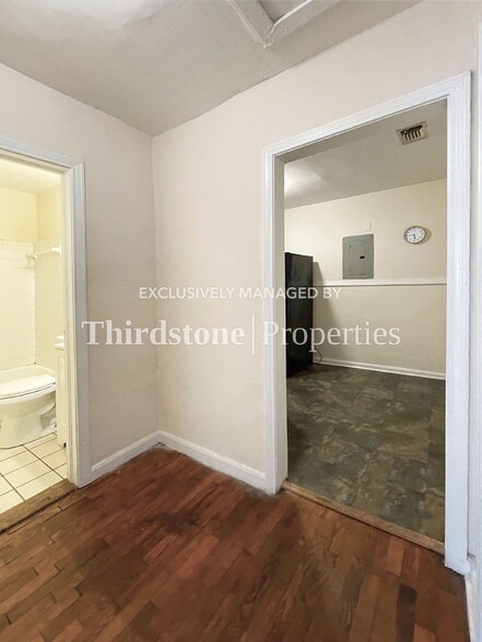 Building Photo - 485 E 44th St