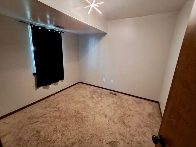 Building Photo - 4-Bedroom Colonial in Grand Blanc – Spacio...