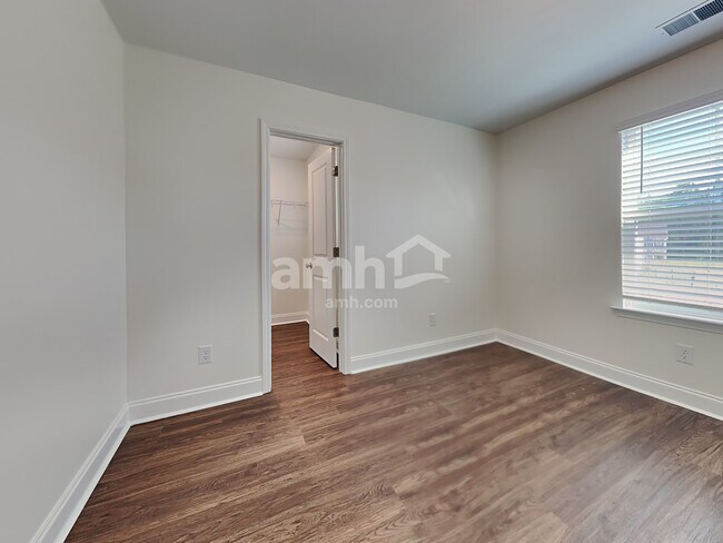 Building Photo - 223 S Live Oak Dr