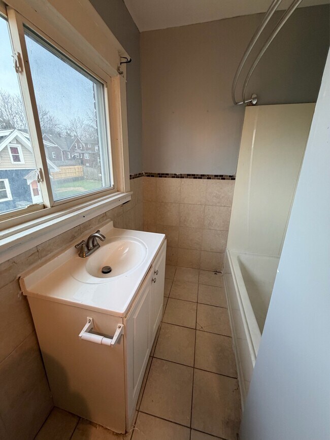 Building Photo - 737 Lake Dr