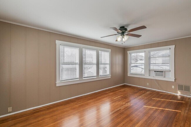 Building Photo - 2 bedroom 1 bath duplex in Arlington Heights