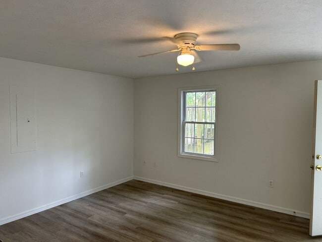 Building Photo - 14105-14109 Red House Road