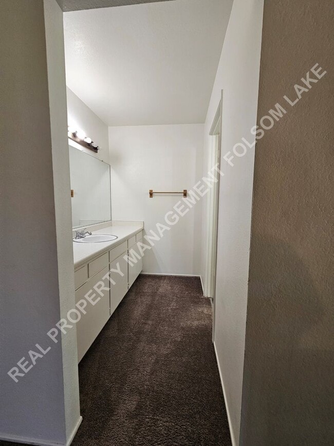 Building Photo - Spacious 3 bedroom 2.5 bath in South Davis