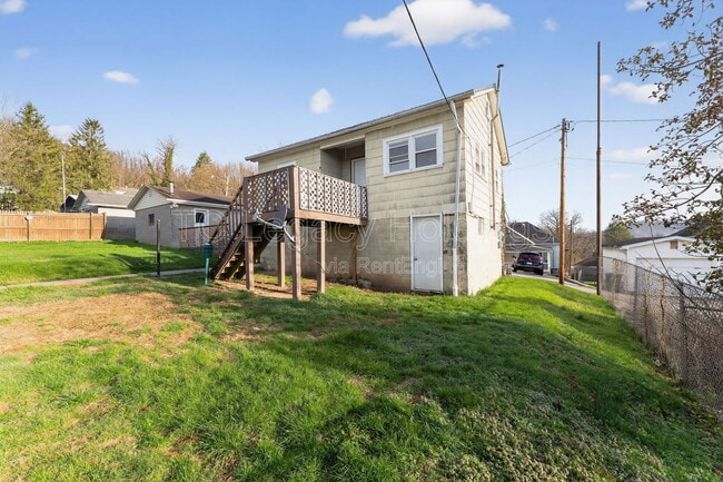 Building Photo - 604 1/2 Hart Street