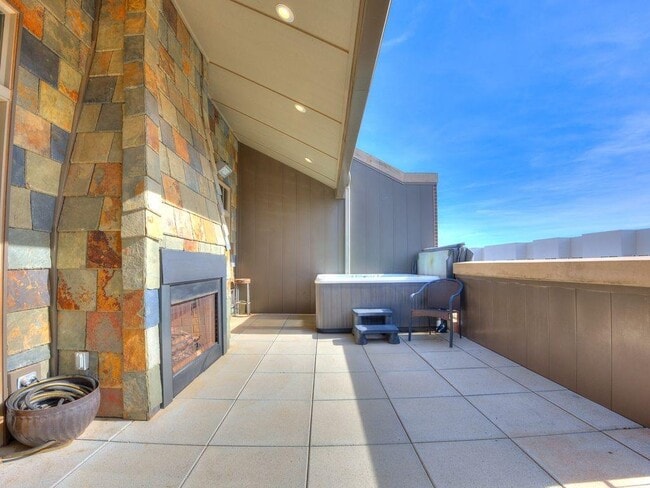 Building Photo - 109 NE 3rd St