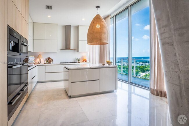Building Photo - 2675 S Bayshore Dr