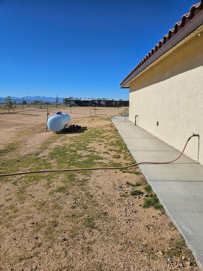 Building Photo - STUNNING CUSTOM APPLE VALLEY HOME