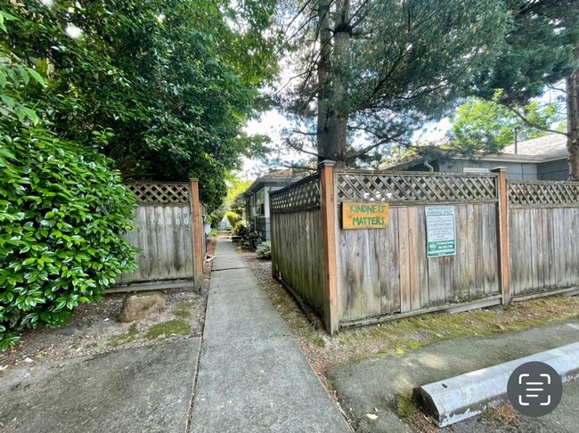 Building Photo - Spacious One Bedroom in Quiet 5 Plex with ...