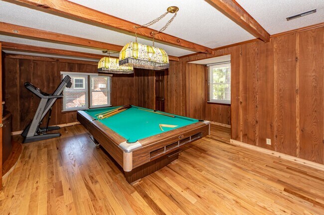Building Photo - 4 Bedroom 2.5 Bath House in Montclair - We...
