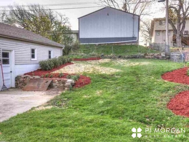 Building Photo - 4 bedroom, 3 Bathroom House