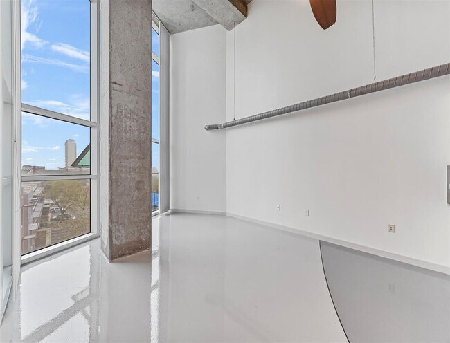 Building Photo - 2000 Bagby St