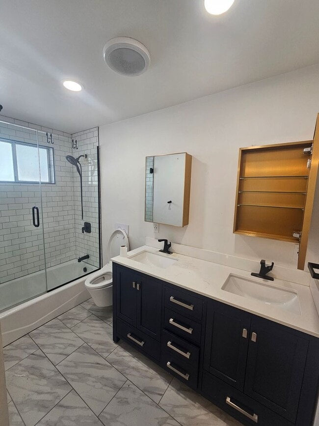 Building Photo - Live & Work in Oakland: Spacious Home with...