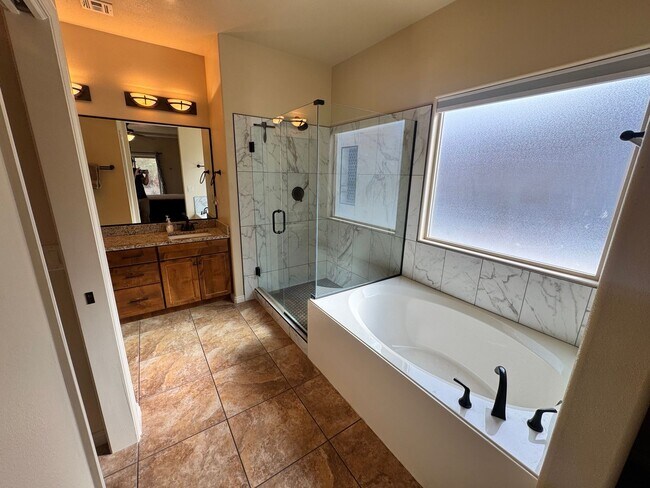 Building Photo - Short Term Fully Furnished Rental! Available May 1st - October 31st!