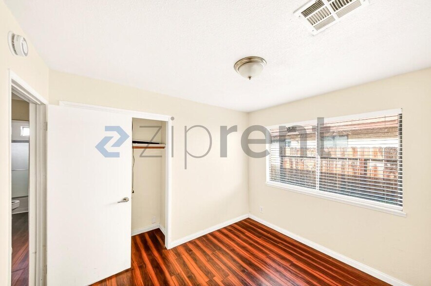 Building Photo - 836 W Atkins Ave