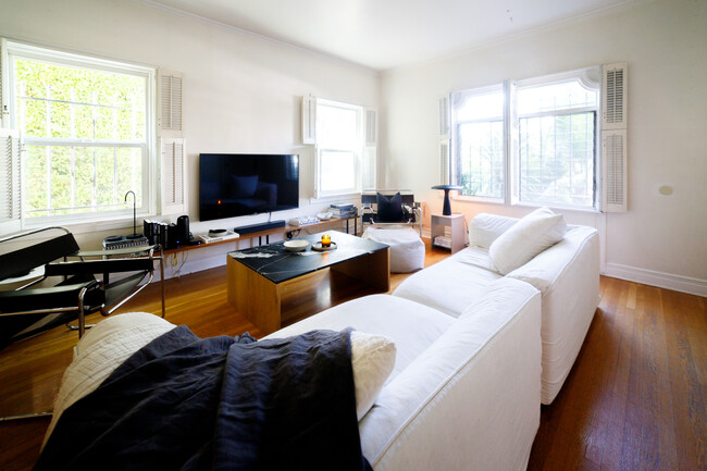 Building Photo - Chic !  1000sq.ft 1 Bed/1 Bath Los Feliz S...