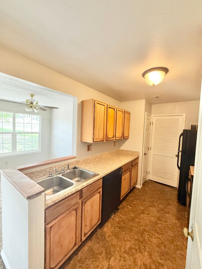 Building Photo - Move in ready 2 bedroom on Tampico