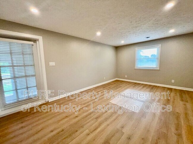 Building Photo - 3520 Combs Ferry Rd