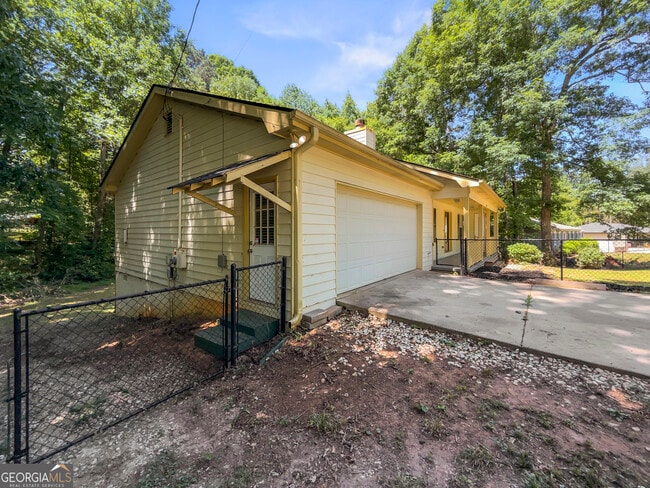Building Photo - 2025 Old Concord Dr SE